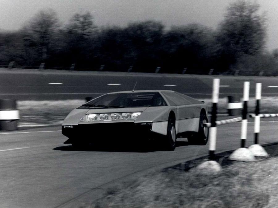  Aston Martin Bulldog Concept 1980 года  (фото 15 из 18)